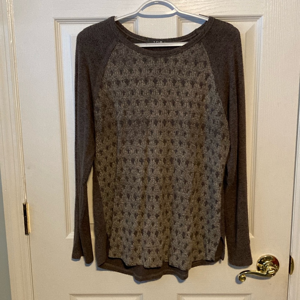 1804 Women’s XL Brown top from StitchFix. No damages.